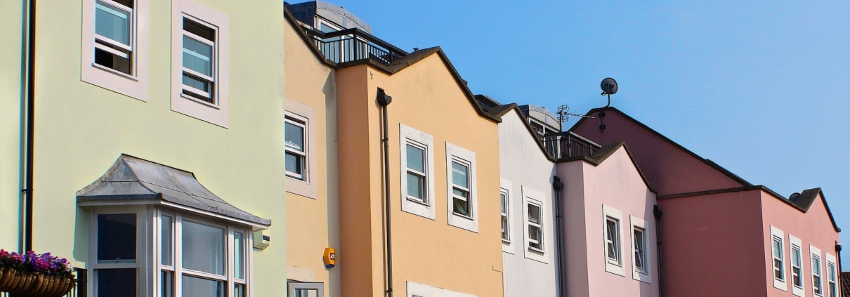 Erfolgreich mit Immobilien: Sparen, Finanzieren, Investieren