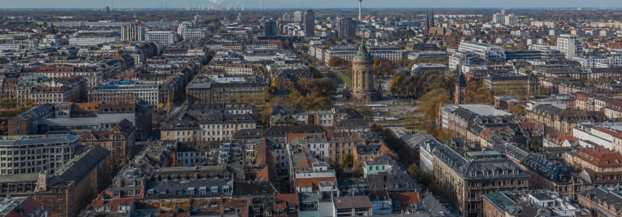 Luftaufnahme der Mannheimer Innenstadt mit den Quadraten und dem Wasserturm