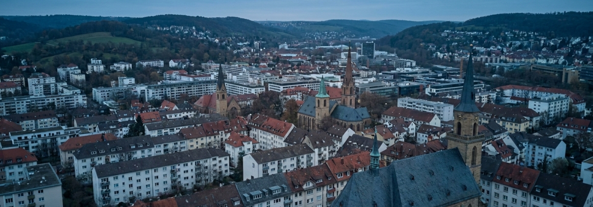 Luftaufnahme über Stuttgart mit Wohnvierteln im Kessel und den umliegenden Höhen